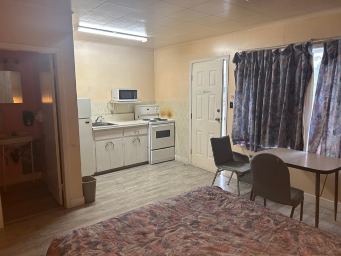 Bedroom 5, Road Runner Motel, Thompson-Nicola
