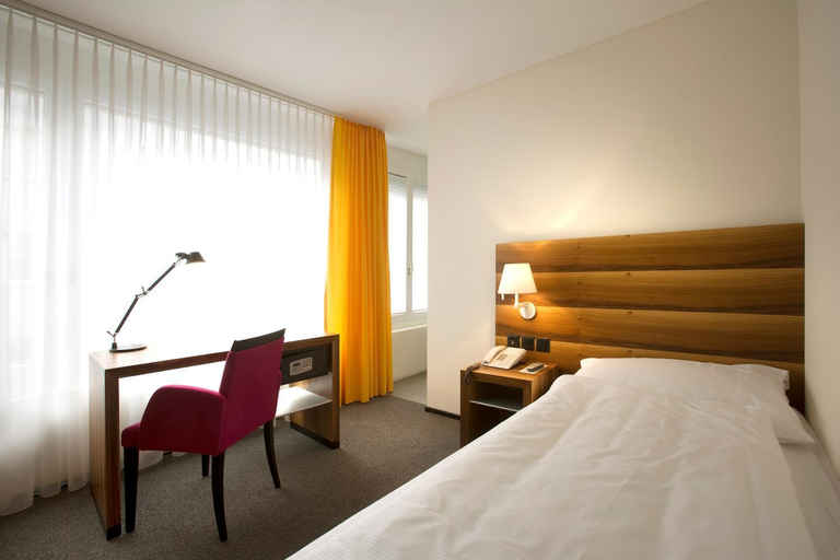 Bedroom 3, Hotel Astoria, Olten