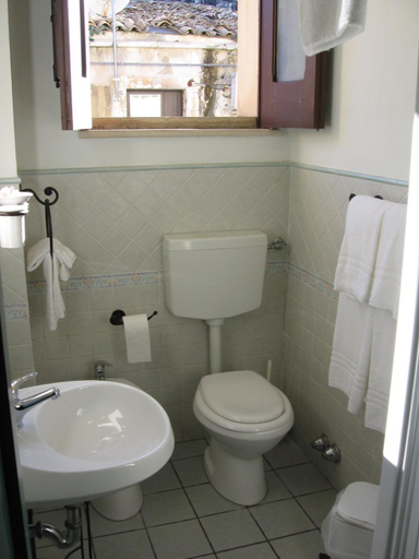 Bathroom 4, Albergo La Fontanella, Syracuse