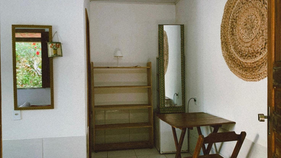 Others 5, Quarto proximo a praia de Morere, Cairu