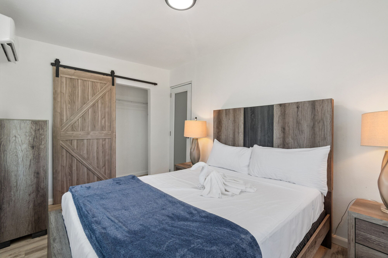 Room 4, Cozy Flat Two Sleeping Areas Full-size bed
