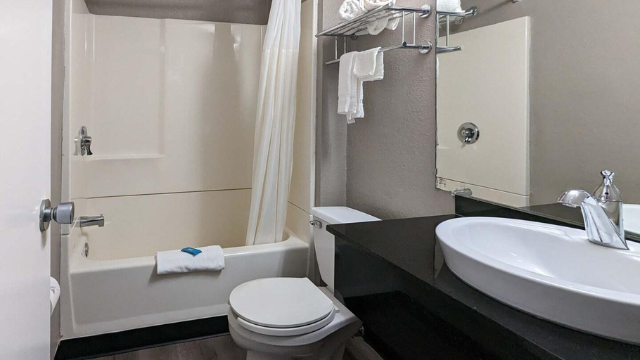Bathroom 4, Motel 6 Danvers, MA - Boston North, Essex
