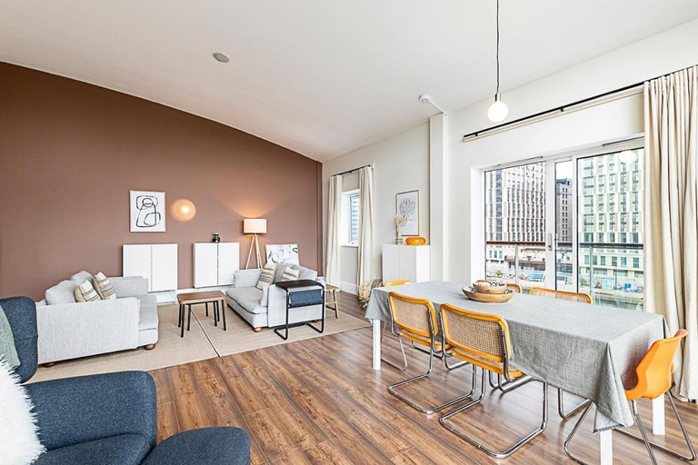 Others 4, Bright and Stylish Riverside Haven in Canary Wharf, London