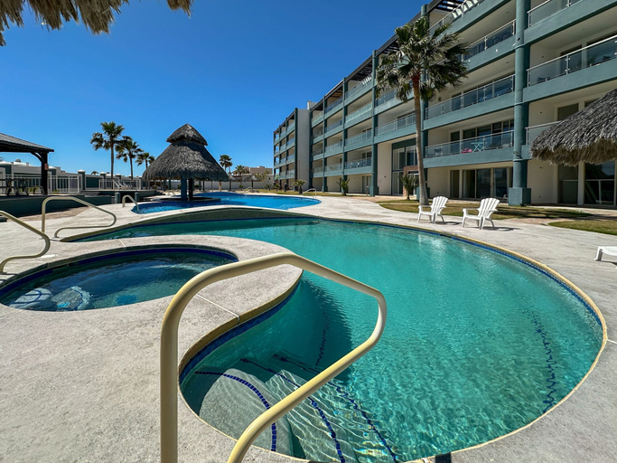 Room 2, Upscale Ocean View Condo Close to it all Great, Puerto Peñasco