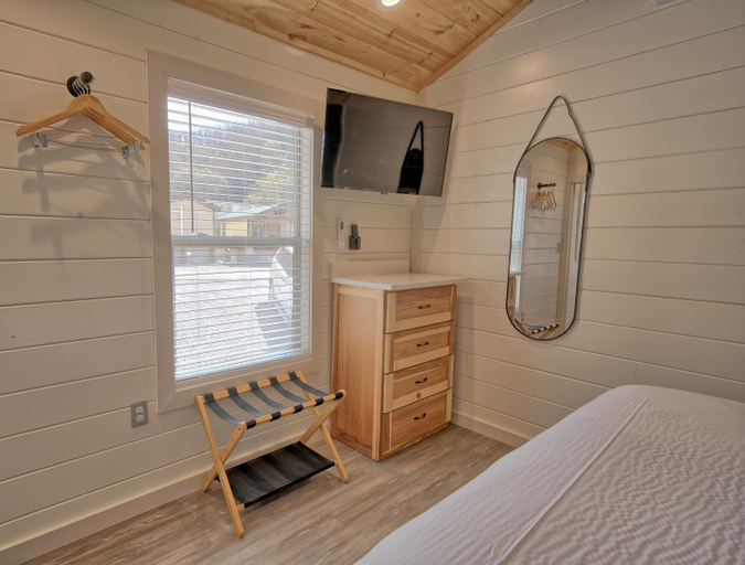 Bedroom 2, Dudley Creek RV Resort, Sevier