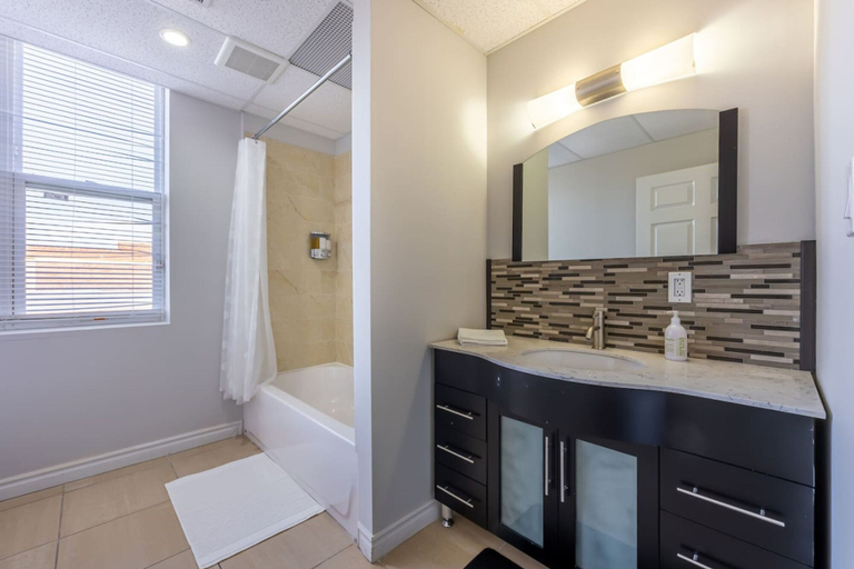 Room 2, Modern 1BR Getaway Walk to Niagara Falls, Niagara