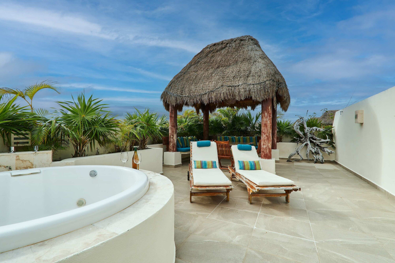 Room 5, Stunning Penthouse With Private Rooftop Hot Tub, Cozumel