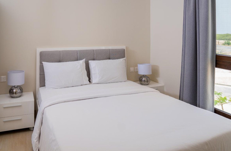 Room 4, Chic Pool-view Studio With Balcony, Taqah