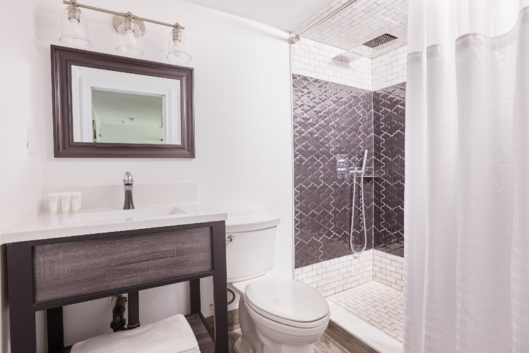Bathroom 2, La Tumu, Toronto