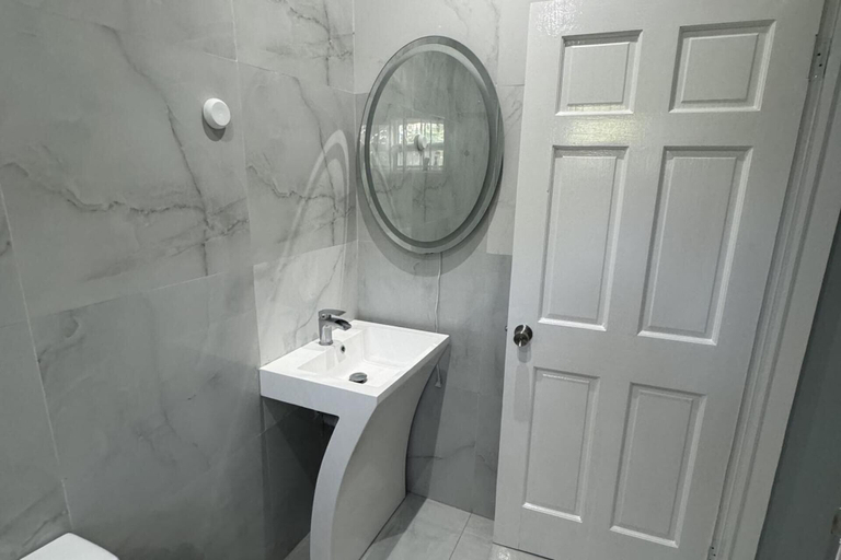 Bathroom 3, 1 Bed - Sleeps 4 - Parking - 5 Min to Beach