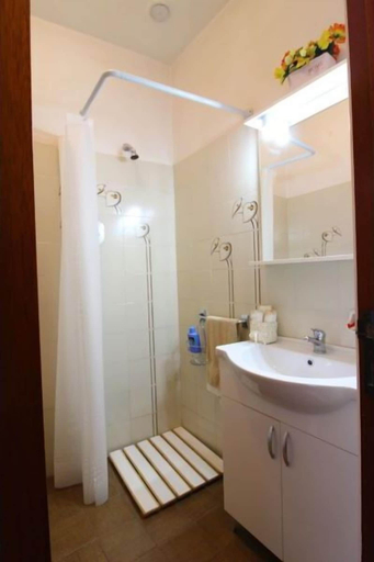 Bathroom 4, Stunning Private Villa for 4 Guests With Wifi, Private Pool, TV, Veranda, Pets Allowed and Parking, Arezzo