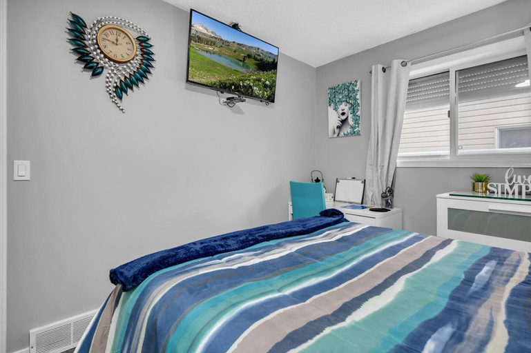 Room 2, 240 Spacious Modern Home w AC, Division No. 6