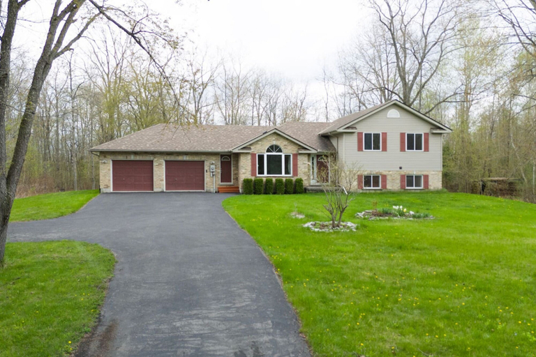 Room 2, Cozy 4BR Retreat in Quinte West BBQ Backyard, Hastings