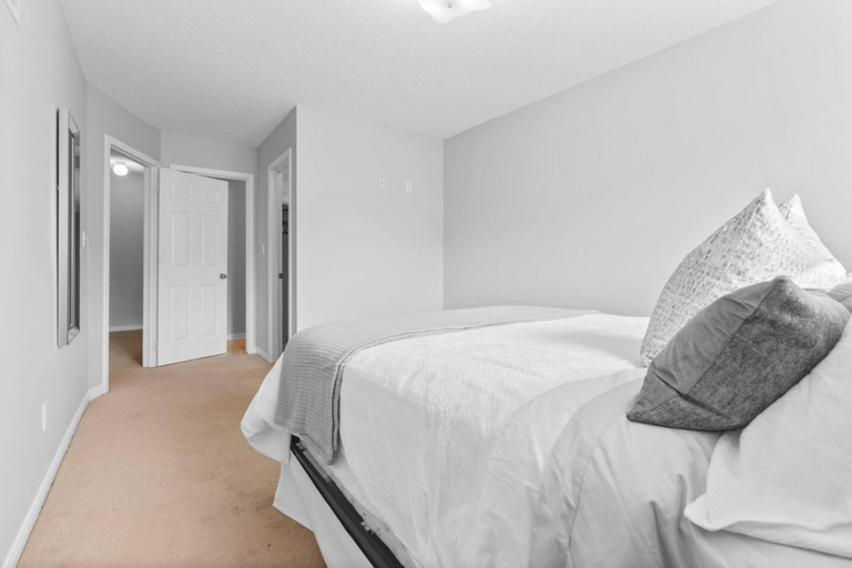 Room 2, Contemporary 3BR Townhouse in Ajax Cozy Central, Durham