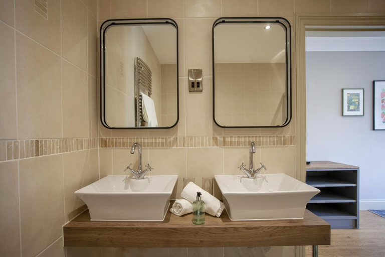 Bathroom 5, Woodborough Inn, North Somerset