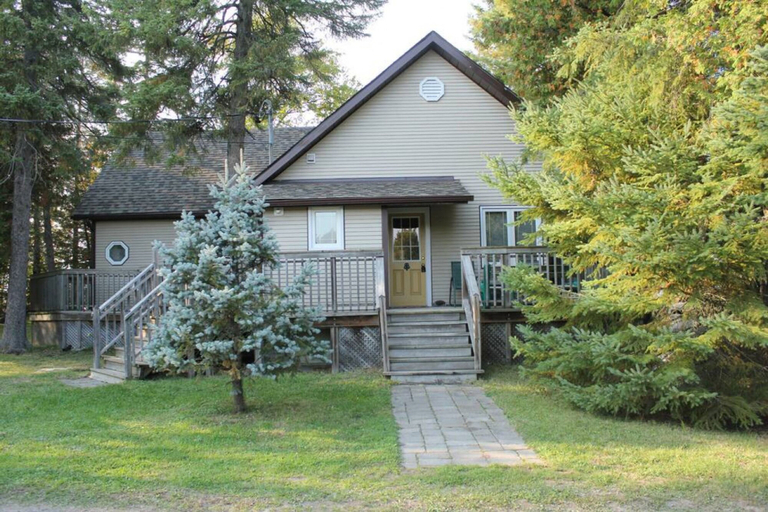 Room 2, Rustic Pines Waterfront Cottage Clear Water, Kawartha Lakes