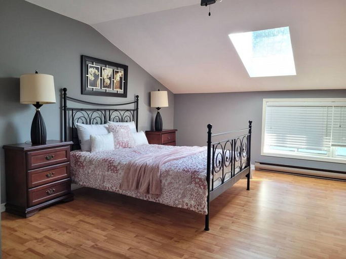 Room 3, Whispering Pines Riverside Getaway, Kawartha Lakes