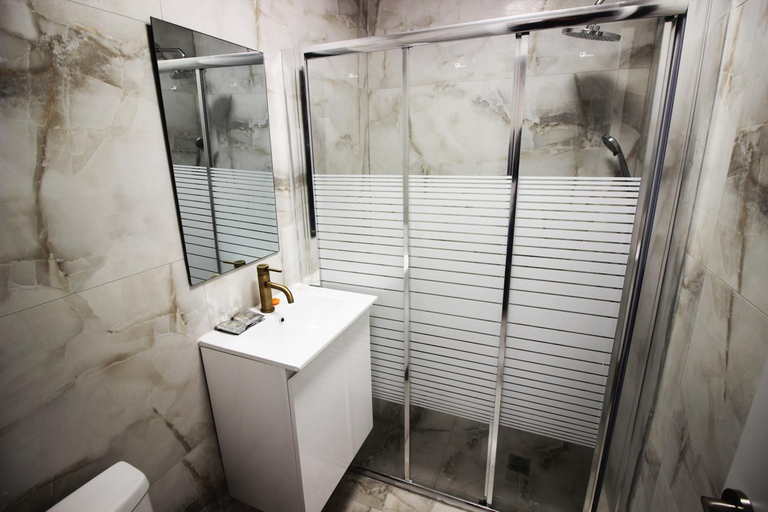 Bathroom 5, Sunset Inn