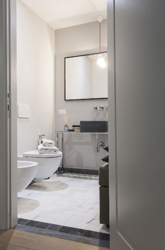 Bathroom 5, Tornabuoni Place, Florence