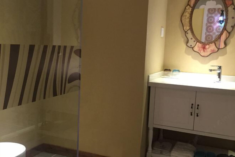 Bathroom 2, Qing Niao Yi Shu Hotel, Kunming