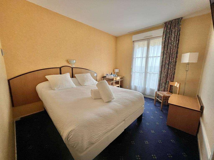Bedroom 3, Logis Hotel Sully le Chateau, Loiret