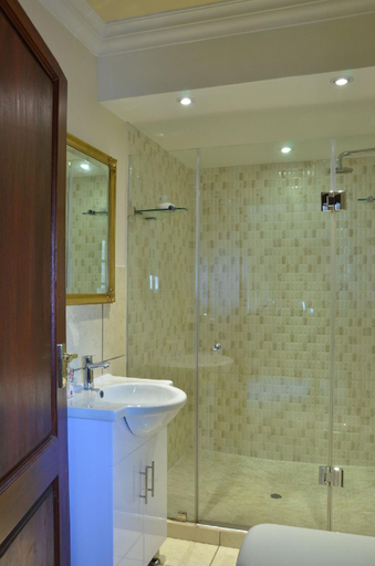 Bathroom 5, Inn & Out Plus Craighall, City of Johannesburg