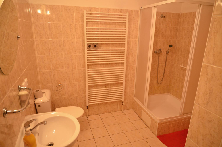 Bathroom 2, Hotel Ostas Police nad Metuji, Náchod