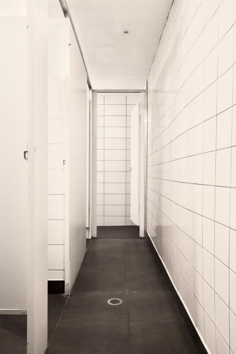 Bathroom 4, Ritz Backpackers, Melbourne