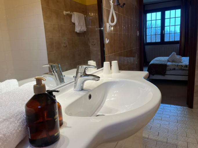 Bathroom, La Chaumiere DE L'EAU SAUVAGE, Allier