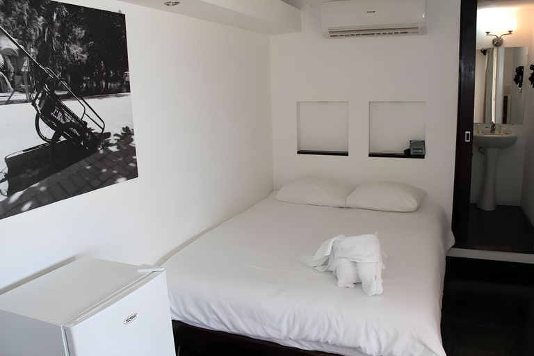 Bedroom 2, El Faro Containers Beach Hotel, Aguirre