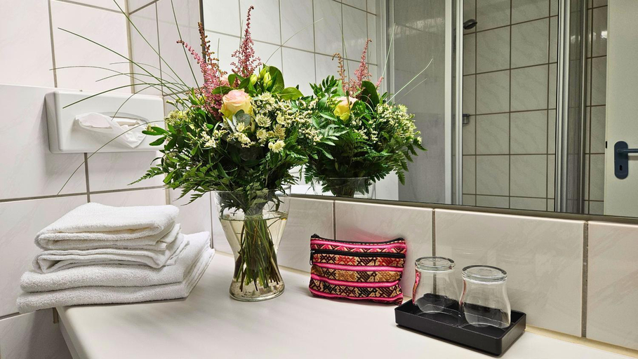 Bathroom 2, TRYP by Wyndham Bad Oldesloe, Stormarn