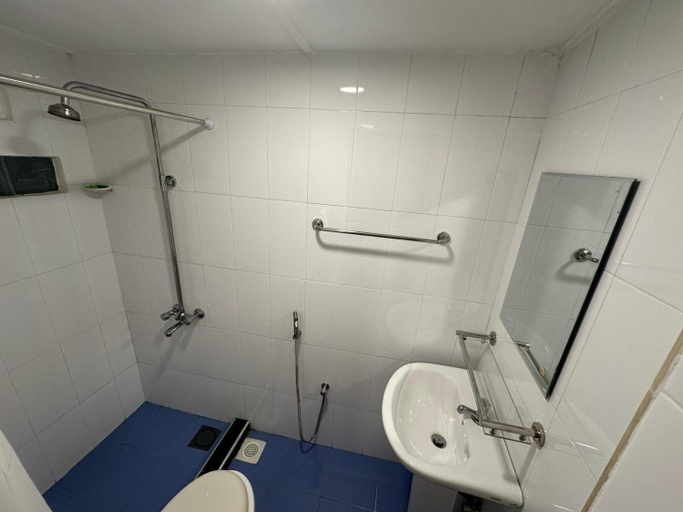Bathroom 4, Hamilton House, Negombo