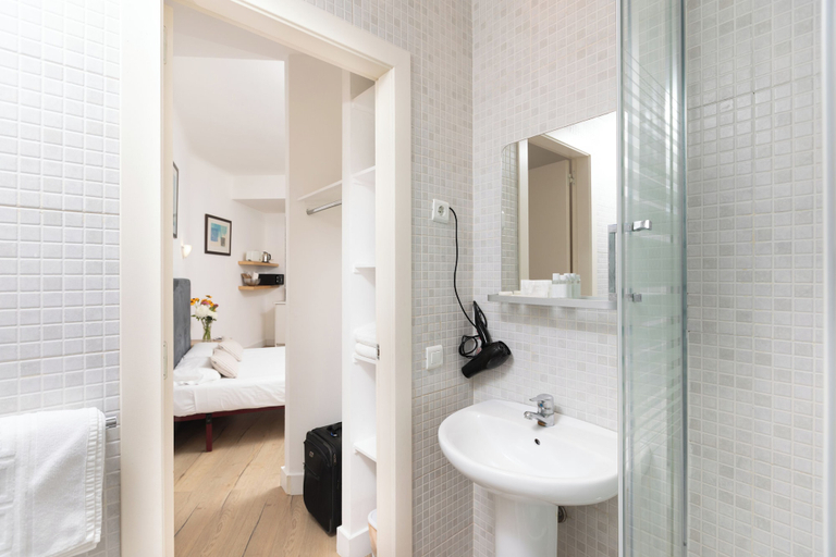 Bathroom 2, Apartamentos Mayerling Bisbe Urquinaona, Barcelona