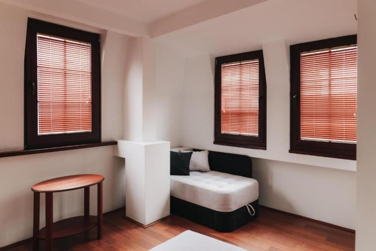 Others 3, Hotel Castrum