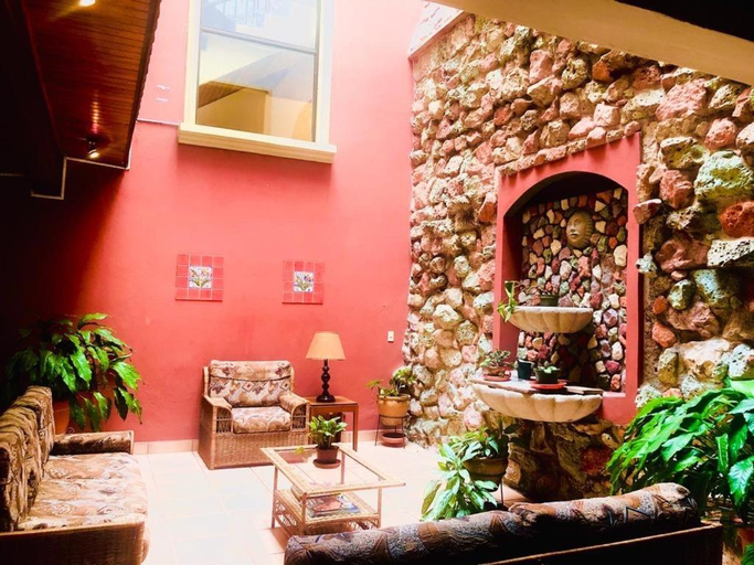 Others 5, Hotel Alsacia, Distrito Central