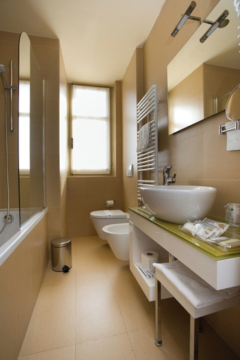 Bathroom 5, Hotel Castello di Santa Vittoria, Cuneo