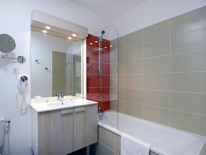 Bathroom 3, Spacious Getaway w Terrace, Hérault