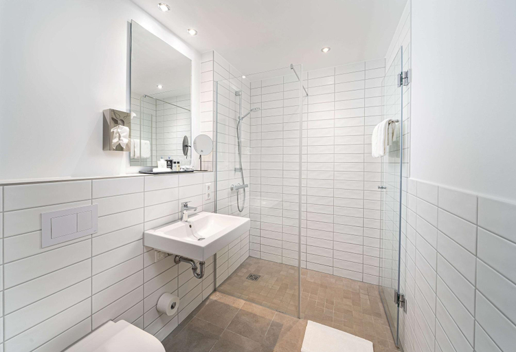 Bathroom, elaya hotel augsburg, Trademark by Wyndham, Augsburg