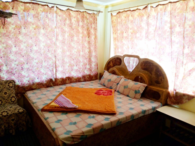 Bedroom 5, Goroomgo Gulzar Palace Srinagar, Srinagar