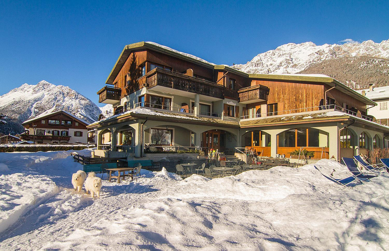 Exterior & Views