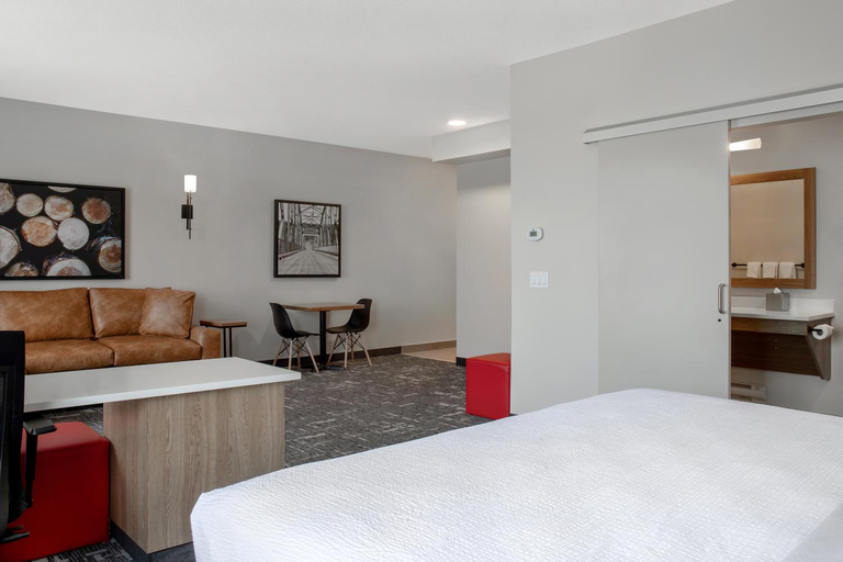 Bedroom 3, Canalta Hotel Cochrane, Division No. 6