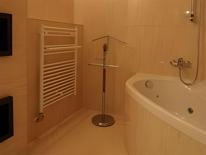 Bathroom 4, Kristály Imperial Hotel, Tata