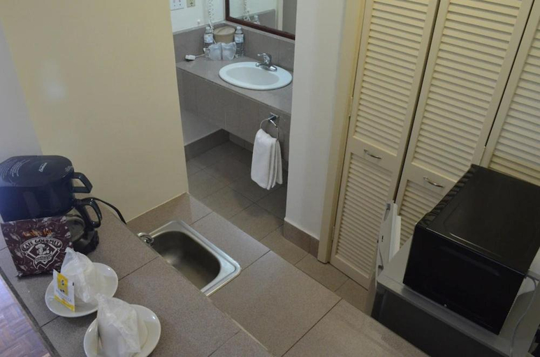 Bathroom 5, Hafersons Inn Hotel Suites, Tampico