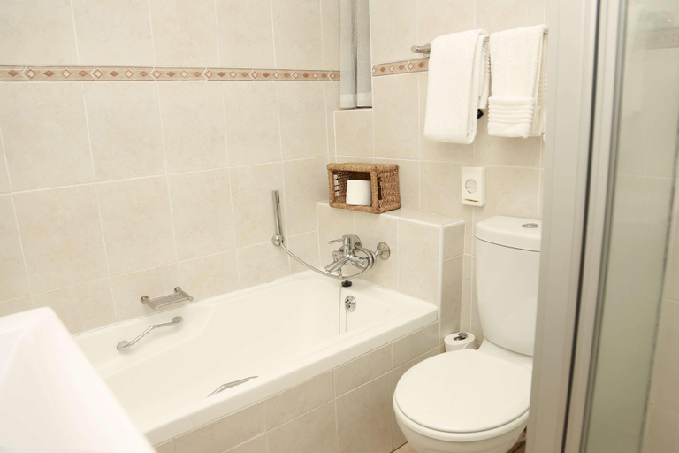 Bathroom 4, Blue Lagoon, Buffalo City