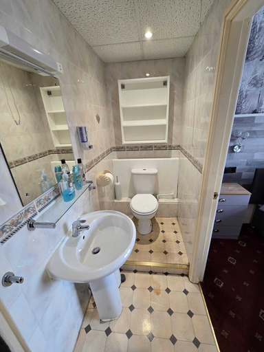 Bathroom 4, Lynbar Hotel, Blackpool