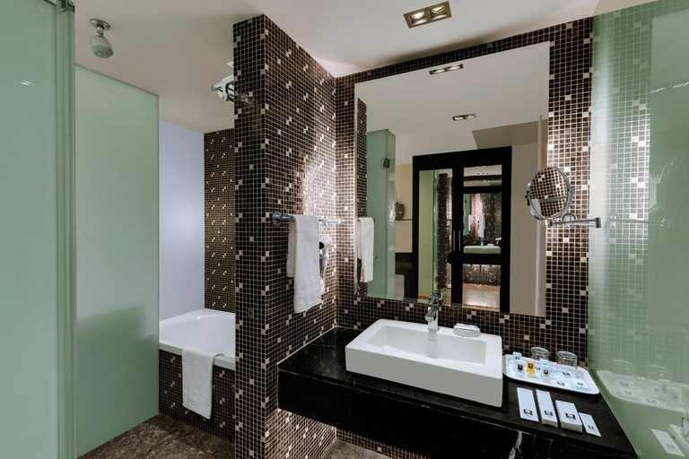Bathroom 4, Comfort Inn Sunset, Ahmadabad