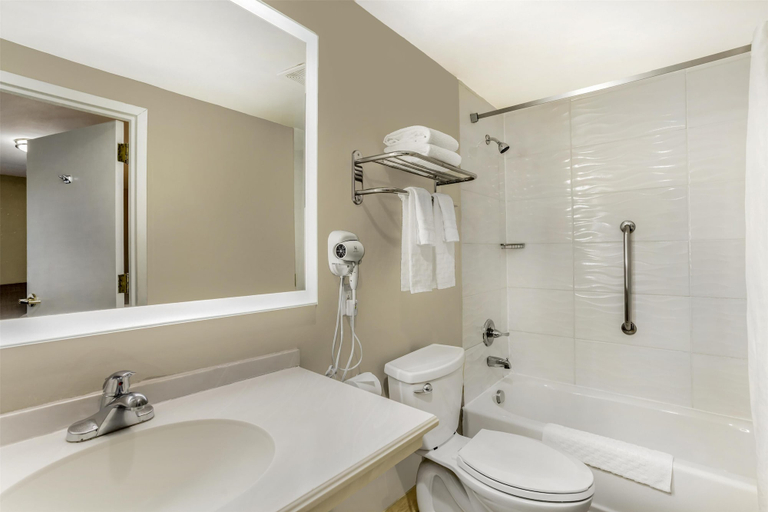 Bathroom 4, Best Western Fort Lee, Bergen