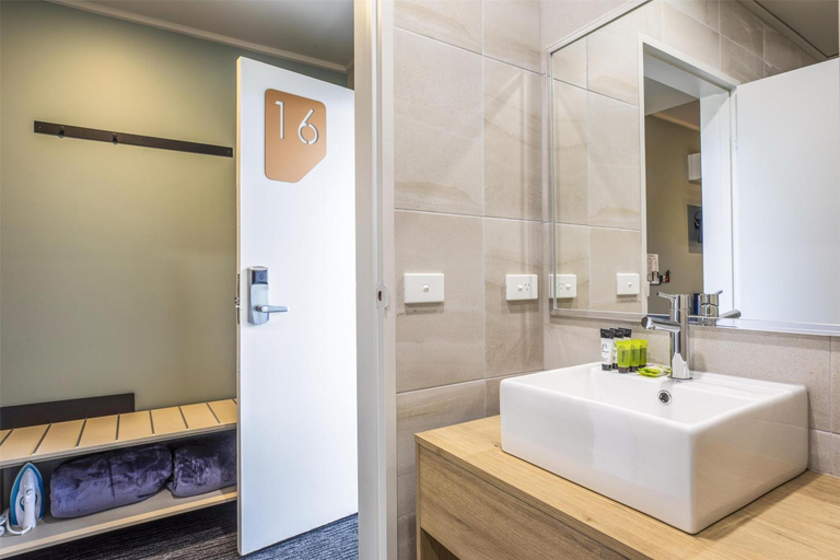 Bathroom 4, Nightcap at Excelsior Hotel, Whittlesea  - South-West