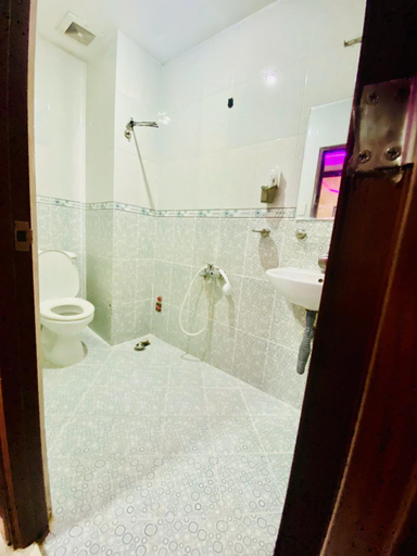 Bathroom 5, Khach san My Anh, District 10