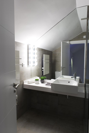 Bathroom 4, Palacio Conde de Miranda Apartment, Madrid